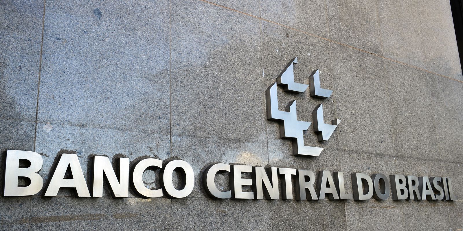 contas-publicas-tem-deficit-de-r$-17,3-bilhoes-em-agosto