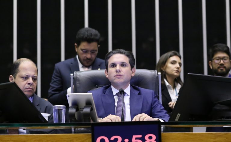 deputados-analisam-projeto-que-amplia-faixa-de-isencao-do-imposto-de-renda;-acompanhe